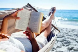 Leggere sotto il sole d’agosto: Libri per una Estate Indimenticabile