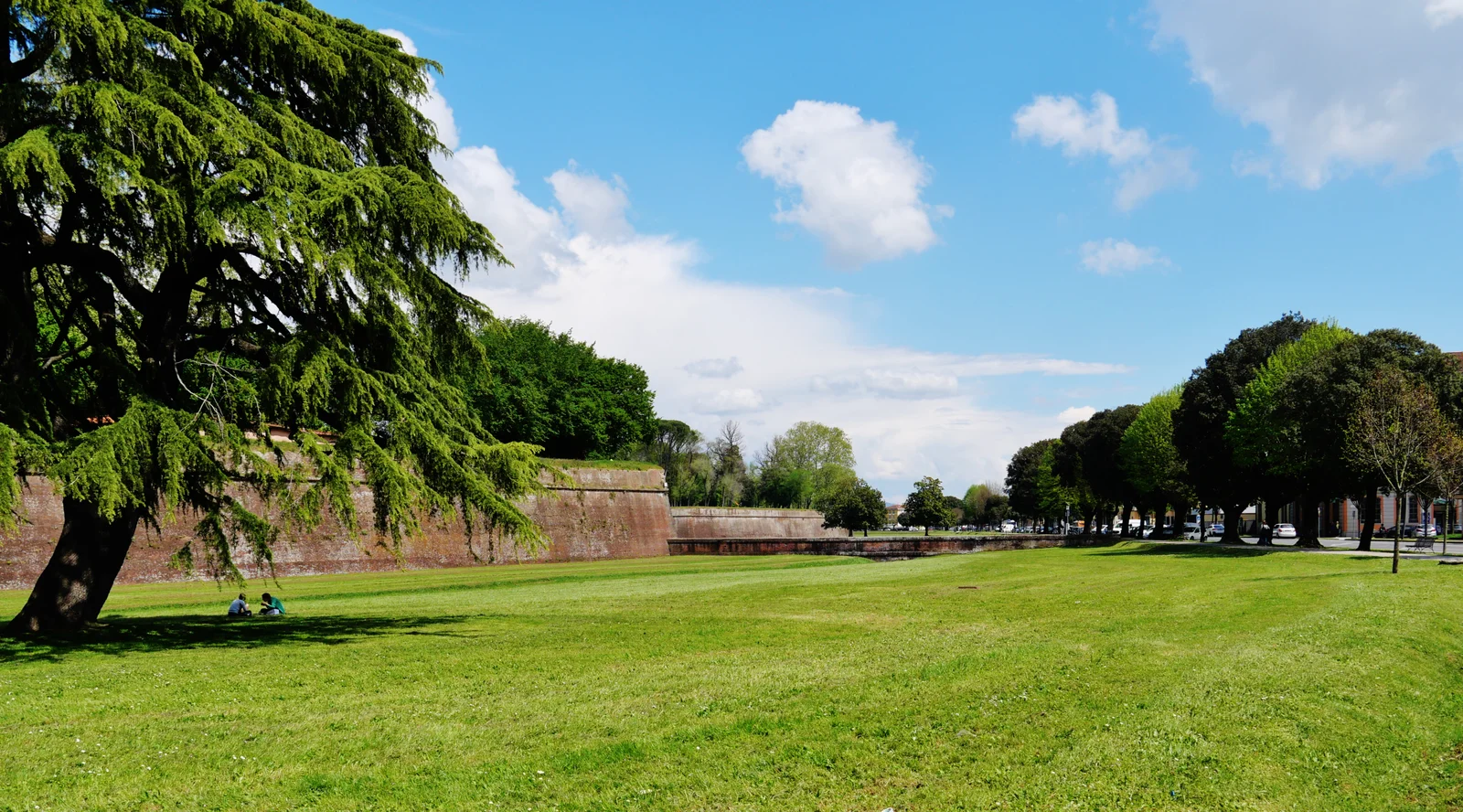 Le mura di Lucca e il prato alberato all’esterno della cinta urbana.