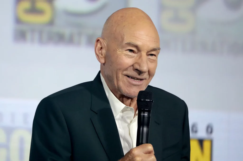Patrick Stewart parla al microfono durante il panel di Star Trek: Picard al San Diego Comic-Con del 2019.