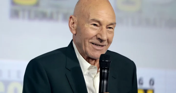 Patrick Stewart parla al microfono durante il panel di Star Trek: Picard al San Diego Comic-Con del 2019.